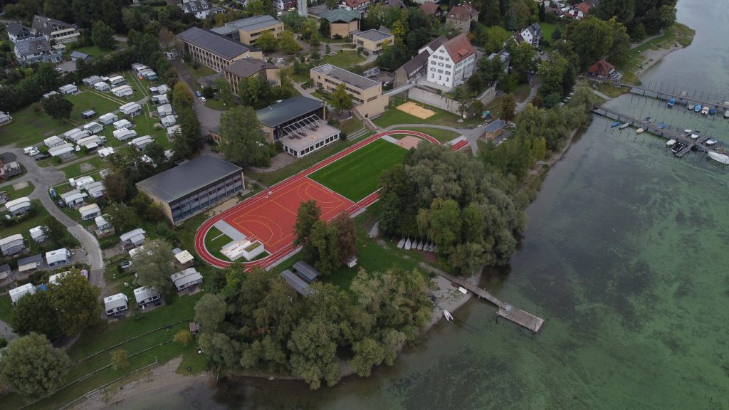 Drohnenaufnahme der sanierten Schulsportanlage an der Evangelischen Schule Schloss Gaienhofen am Bodensee