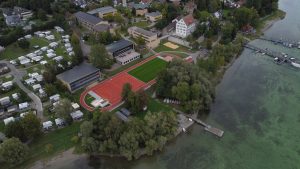 Drohnenaufnahme der sanierten Schulsportanlage an der Evangelischen Schule Schloss Gaienhofen am Bodensee