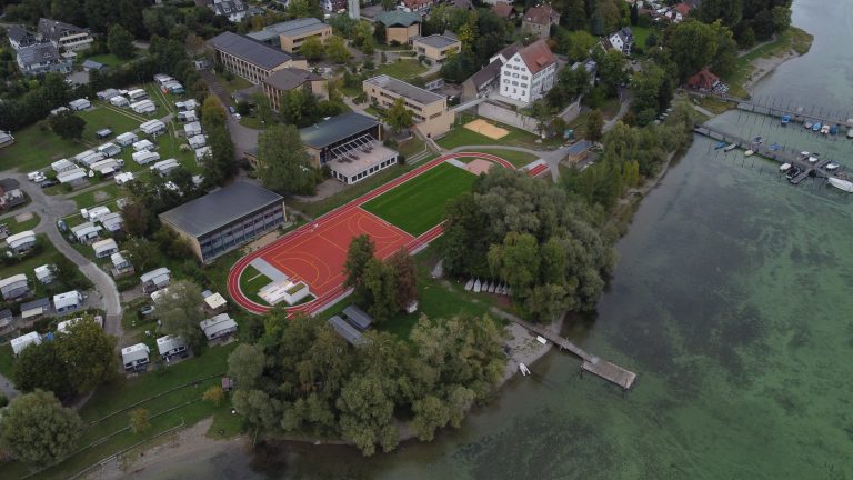 Drohnenaufnahme der sanierten Schulsportanlage an der Evangelischen Schule Schloss Gaienhofen am Bodensee